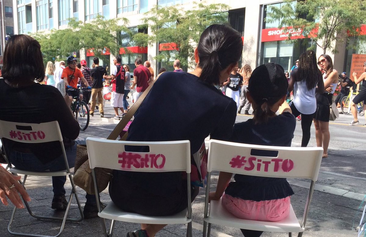 HazemAlbalushi's tweet image. سكان تورنتو نشيطين في وسم: #sitTO لتشجيع سلطات المدينة على خلق أماكن عامة وأماكن جلوس أكثر.
#مدن_حازم