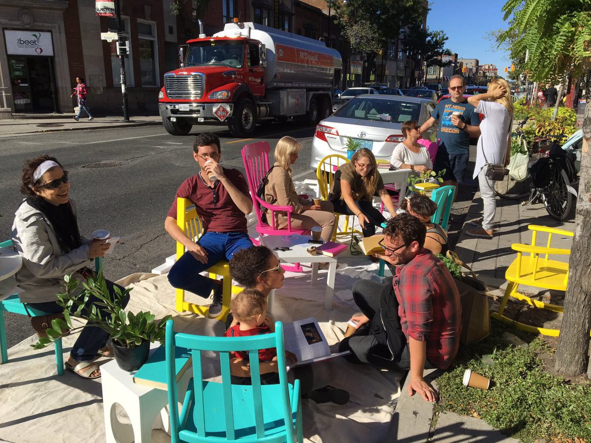 HazemAlbalushi's tweet image. سكان تورنتو نشيطين في وسم: #sitTO لتشجيع سلطات المدينة على خلق أماكن عامة وأماكن جلوس أكثر.
#مدن_حازم