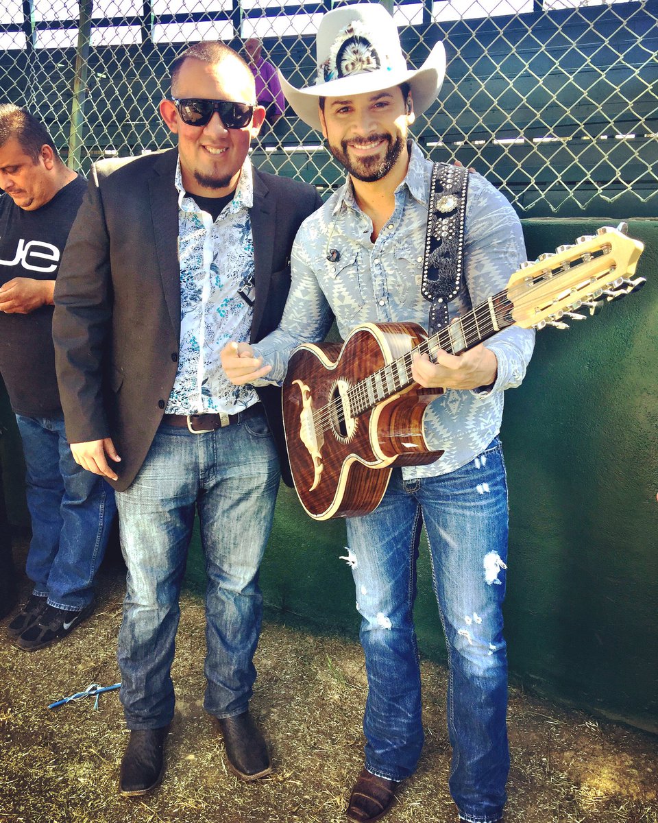 Alex_J_Campos's tweet photo. Muchas felicidades compare que Te la pases chignon y que cumplas muchos mas! @grupolaleyenda #posquehaces https://t.co/uDH7O7fojX