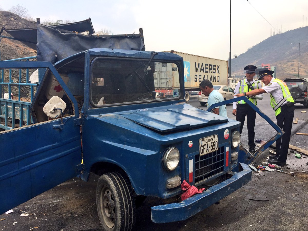 Christianvera75's tweet photo. Accidente de tránsito a la entrada de la ESPOL, una persona fue rescatada luego de quedar presionada dentro de la cabina. https://t.co/sJJpoMKVFP