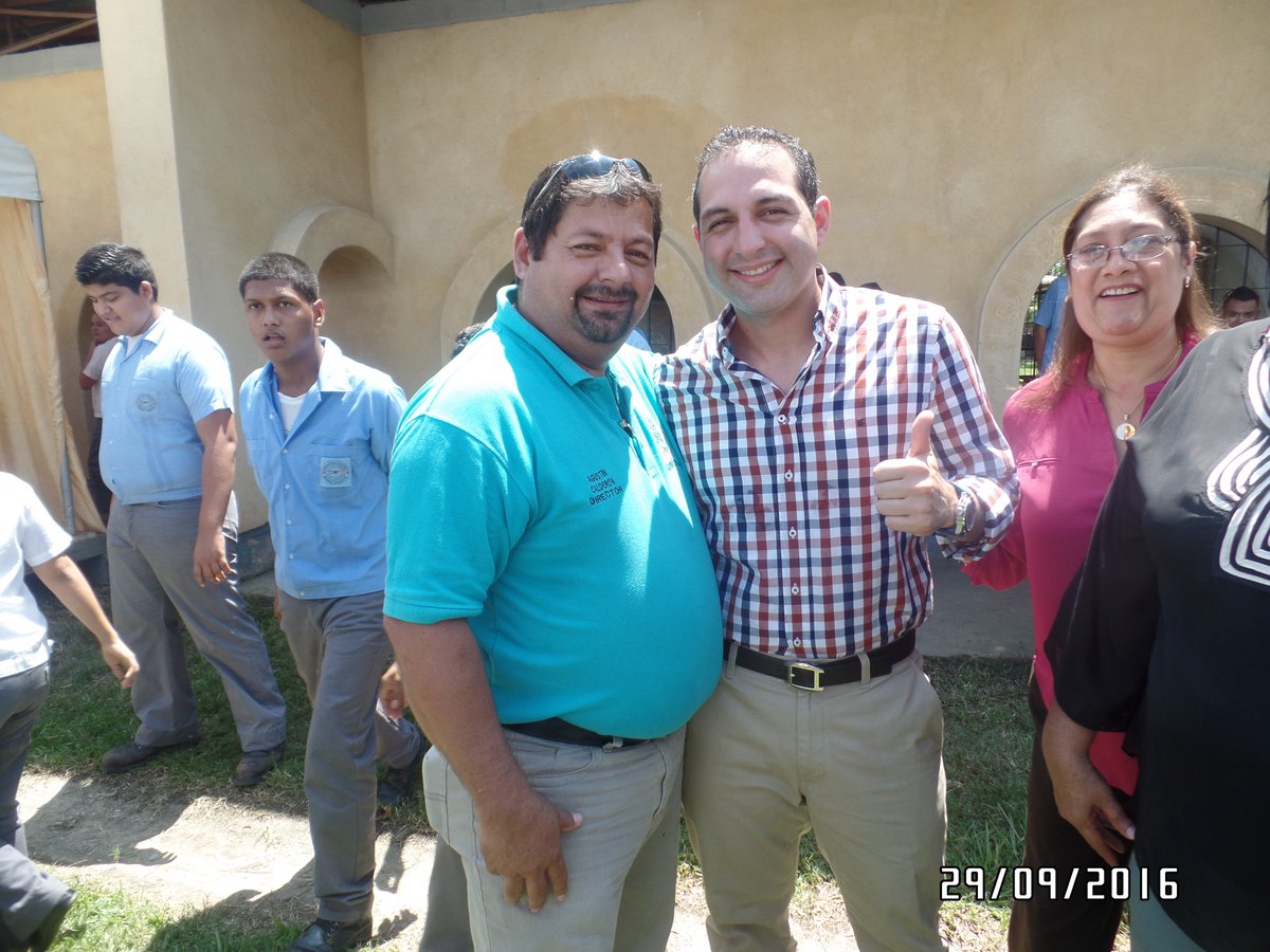CEVEM1998's tweet photo. Aqui acompañando al Director del Infop en la Firma del Convenio, le agradecemos @cesarpintop que nos apoye con ello damos mas educacion. https://t.co/8Jj2rs9A4A