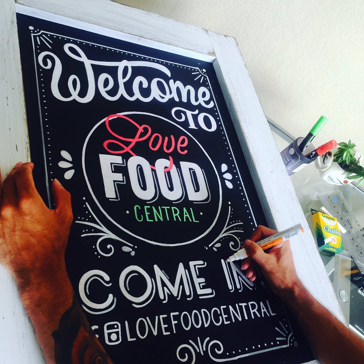 LeoGomezStudio's tweet photo. I'm working on a some #chalklettering today! You can follow the entire process on my Instagram story! https://t.co/4YLGZJ1d99