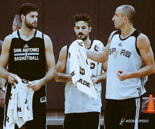 FernandezLea's tweet photo. #NBA Esta foto, tuiteada por los @spurs con una simple bandera argentina, es una locura. Es historia https://t.co/6wCWCIv9MI