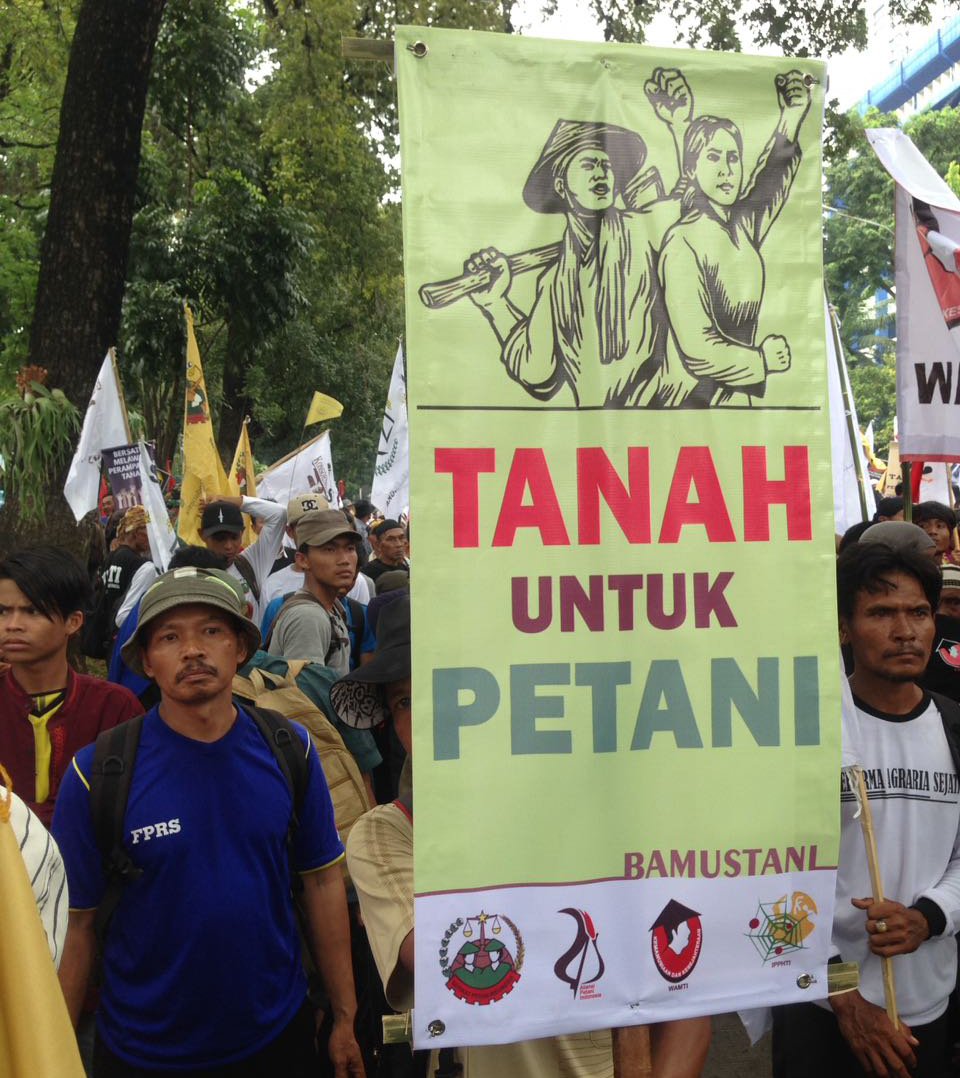 GRAIN_org's tweet photo. #Indonesia: Thousands of farmers marched to the presidential palace yesterday demanding immediate implementation of #agrarianreform #HTN2016 https://t.co/iKkRaeMJ5a