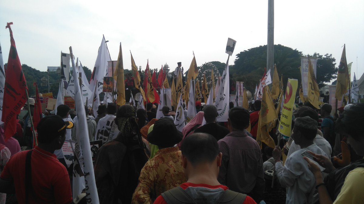 GRAIN_org's tweet photo. #Indonesia: Rally at presidential palace yesterday to demand #agrarianreform and an end to violence against #farmers #HTN2016 https://t.co/ii26n01AeI