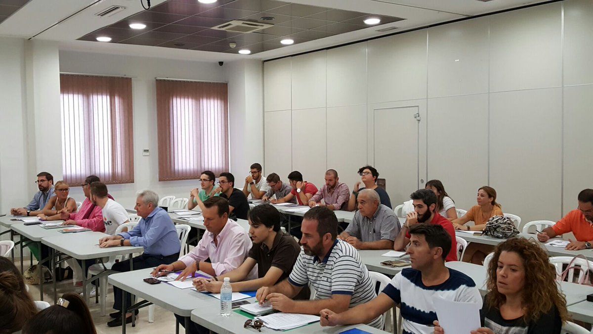 hnuevaesperanza's tweet photo. Hoy hemos comenzado el I Curso de Protocolo Cofrade con el saber de @jotaelepc y la colaboración de @p_4tintas https://t.co/qeNf22VyBM