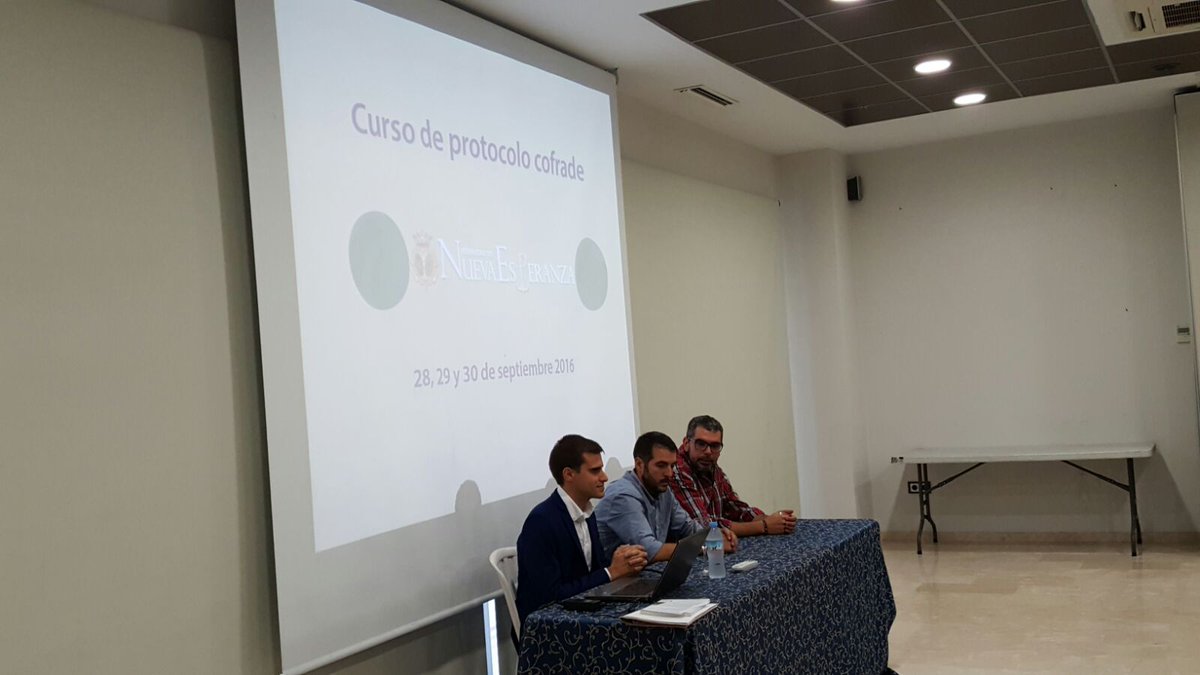 hnuevaesperanza's tweet photo. Hoy hemos comenzado el I Curso de Protocolo Cofrade con el saber de @jotaelepc y la colaboración de @p_4tintas https://t.co/qeNf22VyBM