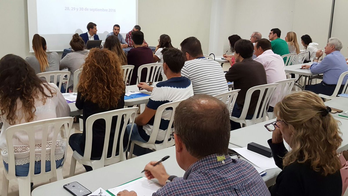 hnuevaesperanza's tweet photo. Hoy hemos comenzado el I Curso de Protocolo Cofrade con el saber de @jotaelepc y la colaboración de @p_4tintas https://t.co/qeNf22VyBM