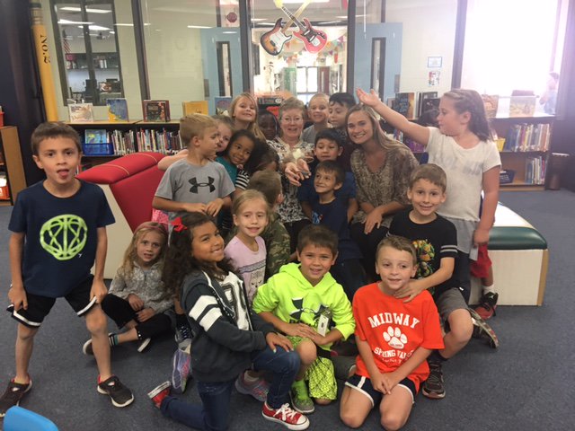 SVEmisd's tweet photo. @marla_jaynes &amp; class got #PrincessPenelope a gift!  #SV30 #LibraryRat #PenelopeSaysThanks @JFischer76 @KappyEdwards #1Midway https://t.co/iAJdacbieq