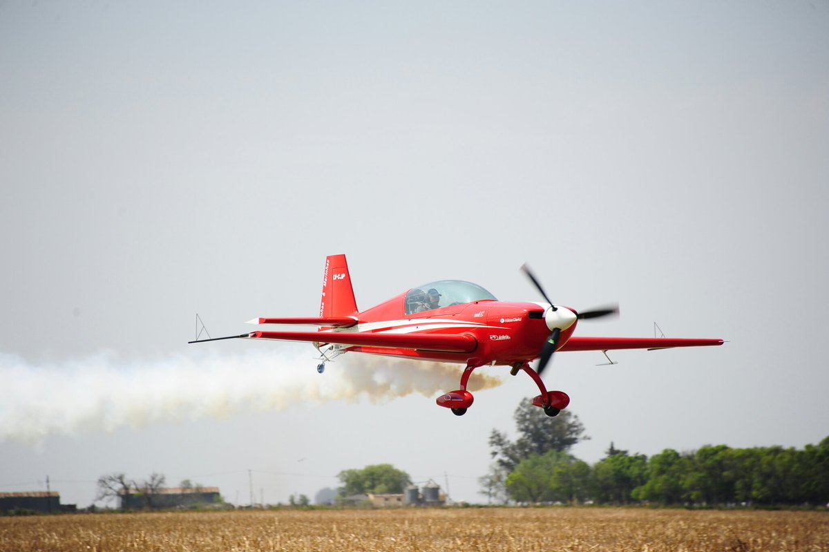 HANGARX's tweet photo. Sergio Marinhas nos visito con su #Extra330LC durante el "Lycoming Piston Engine Service School" en las instalaciones de ARAVIA #Showtime https://t.co/jhLXVcrMnz