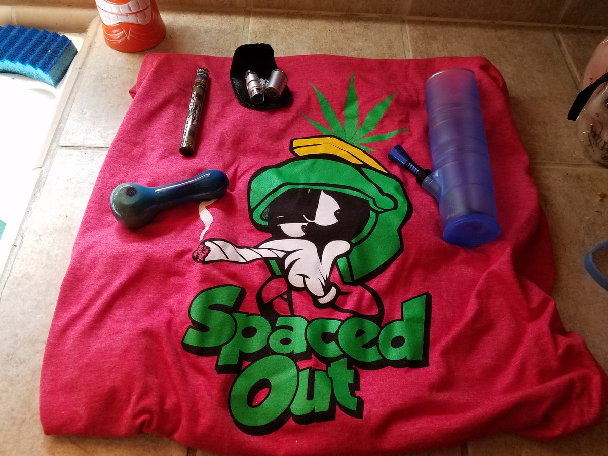 StarlaHazye's tweet image. @cannabox #sweetshirt #bluepipe
