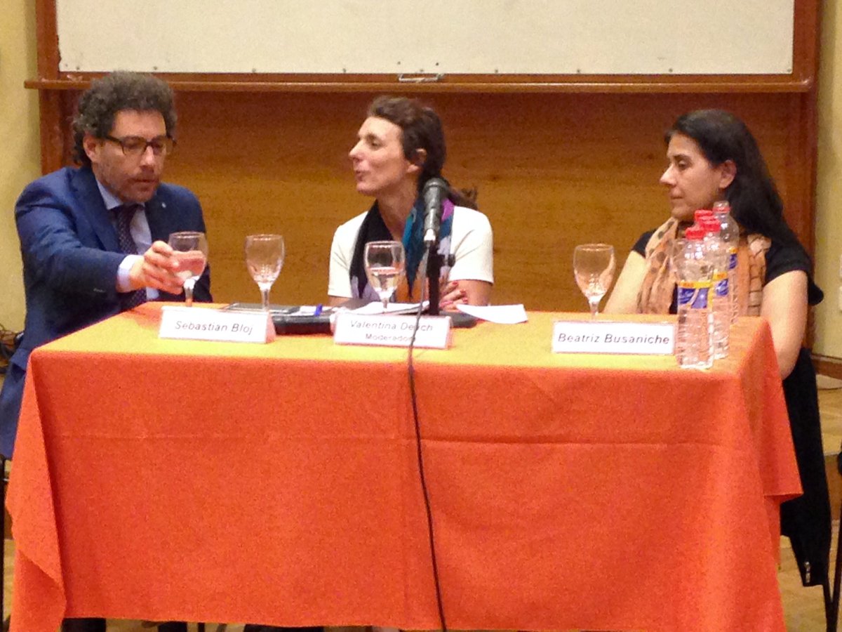 carogruffat's tweet photo. Debate sobre gestión de los derechos intelectuales en un entorno cambiante @beabusaniche y @sbloj en @UBAeconomicas https://t.co/gRbznbopcr