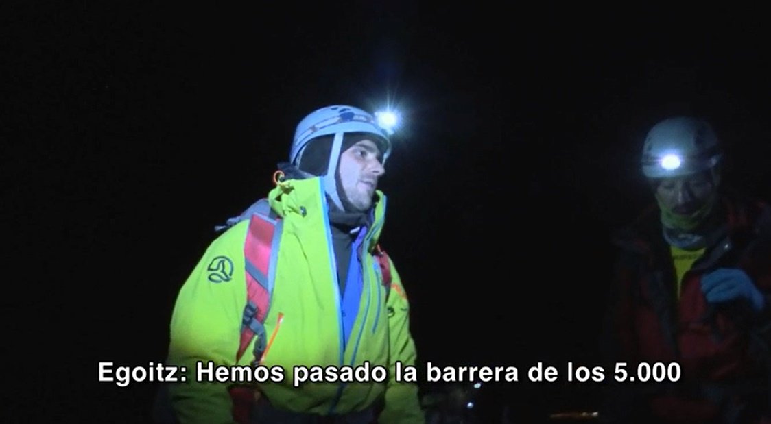 Vencedores y capitanes descansan, comen y charlan ante el duro ascenso al volcán. #ChimborazoFinal. #Chimborazo11