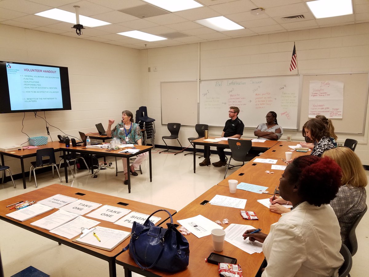 We love our volunteers!! Thanks for coming to training at Koontz! @Principal_EDKES <a href="/lhmarrero/">Lori Marrero</a>