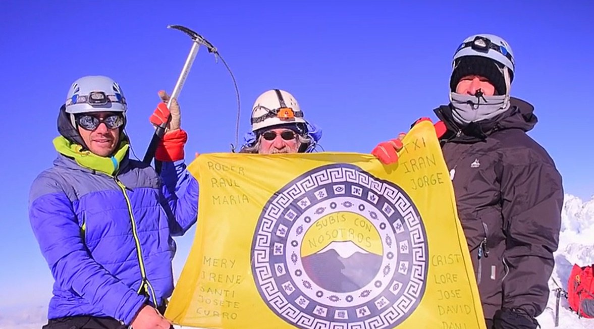 Bonito gesto de los ganadores del programa con sus compañeros. ¡Todos en sus cabezas! #ChimborazoFinal #Chimborazo11