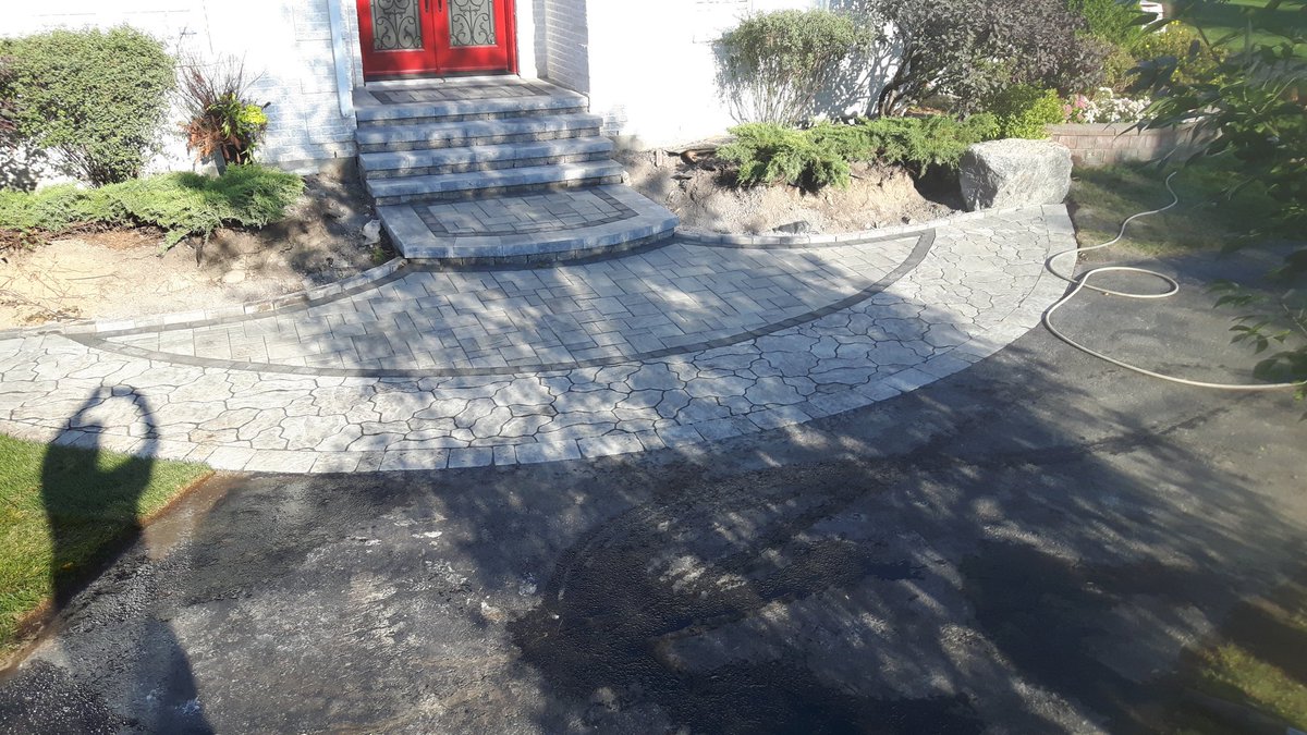 smartrockrob's tweet photo. "Elegant #Entrance!" were the words of our client☺ @techobloc @Permacon. A mix of #eva villagio lafitt caps #landcaping #hardscapelife https://t.co/PxgB6IJkWm