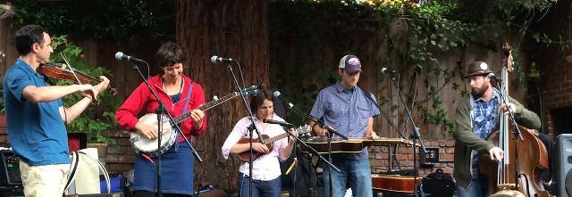 bitesoffbroadwa's tweet photo. Last week of Bites! Join us for two bands: The Skinny and Tiny Rock. @noworriesvegan @TorpedoSushi @MissArepita @SpiceAffairs @CurbsideCream https://t.co/HoUVCivSW0