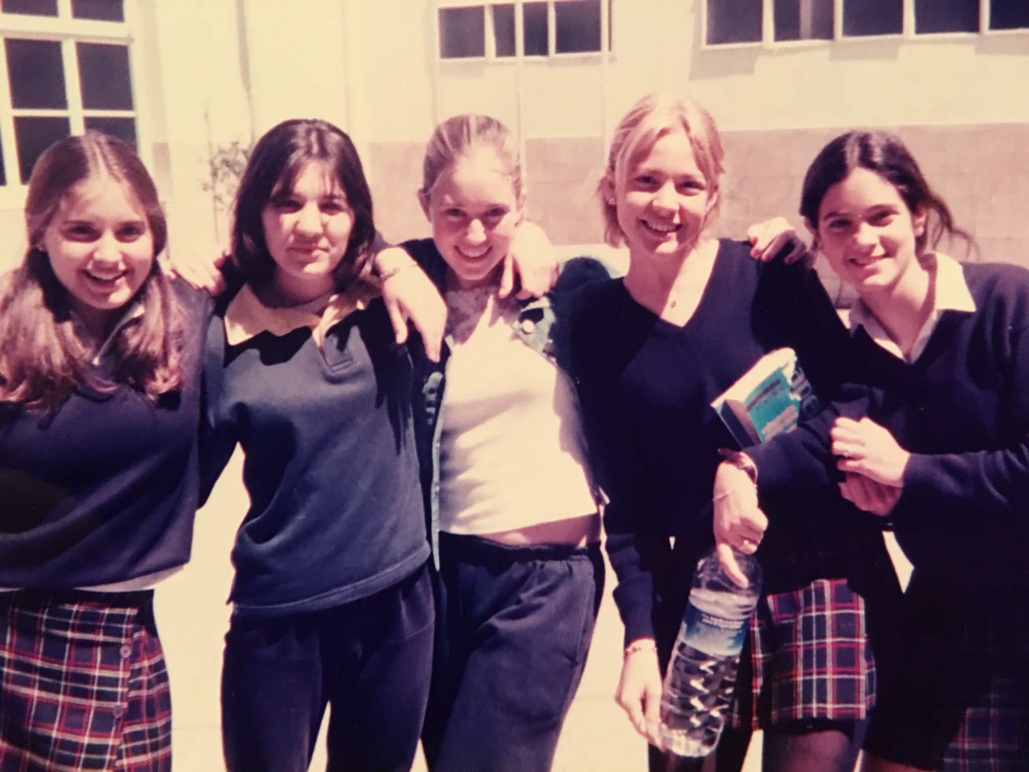 Cielo Latini on X: "Marikondeando encontré esta foto mía en el colegio en  1999 https://t.co/bMNnqV1bwD" / X
