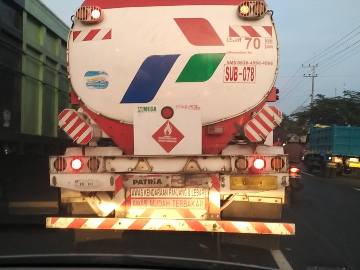 rarief's tweet photo. @e100ss jalur probolinggo pasuruan macet daerah bayeman kenapa ya? semua pada menyerobot lewat jalur kanan. https://t.co/0UHU9p0uJ3