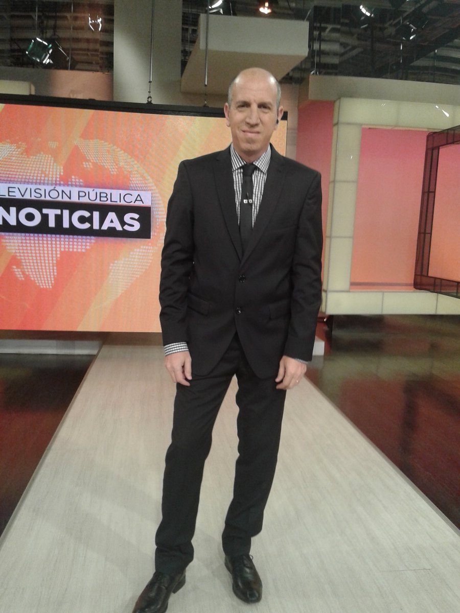 romaniucht's tweet photo. Listo para comenzar el #NotiCentral de @TV_Publica. Mis amigos de @LeBonMarcheBA me acompañan como siempre. Gracias! https://t.co/OwOxPHF27d