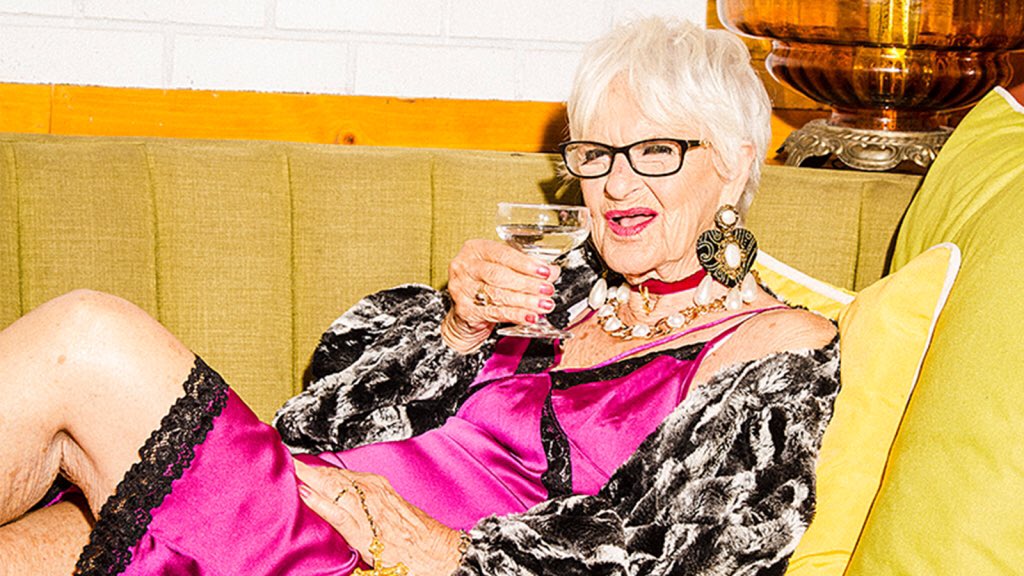 старушки в купальниках. огромные старые бабушки. бесплатное видео старых бабушек. бабка в купальнике. лицо старой бабули.