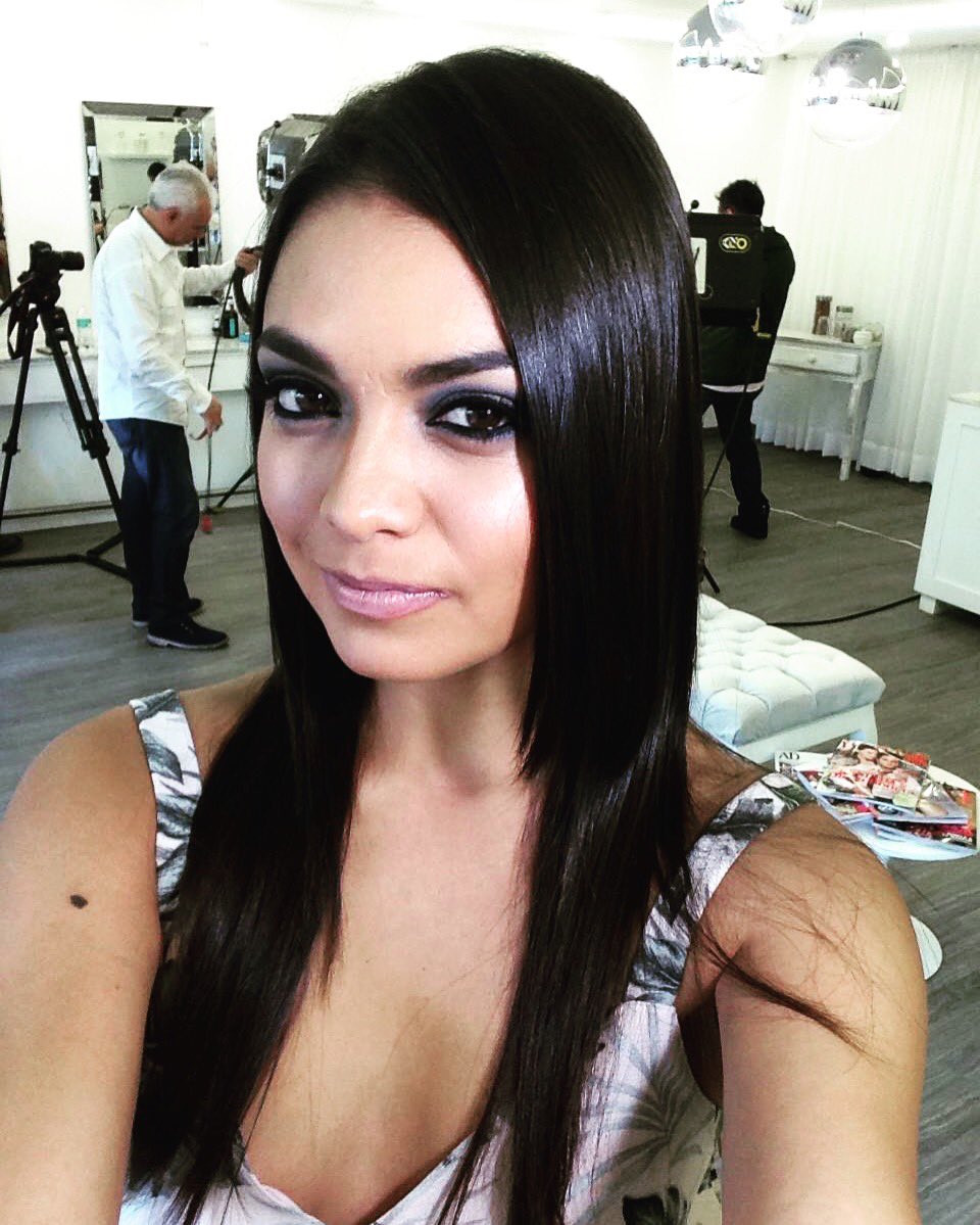 NEWS!! Felicidades a nuestra guapa <a href="/EliLoga1/">Eli Loga</a> quien graba cápsulas para el programa Sony. #MatamalaCast 🏆