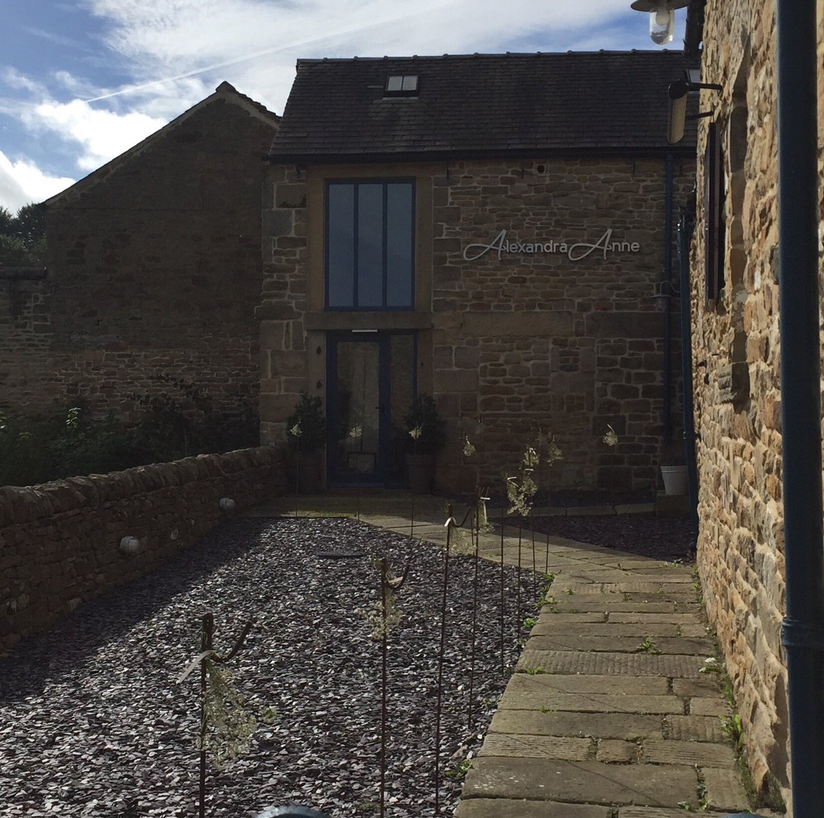 Love coming across new Bridal boutiques 💗#Chatsworth #bridalboutique #dreamweddingdresses #weddinghour #WeddingWednesday #bridetobe #dresses