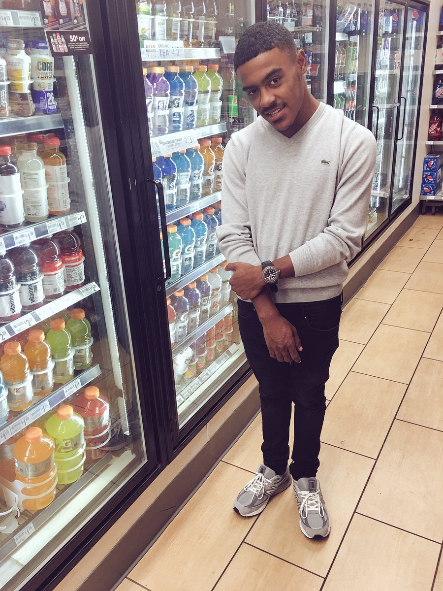 _papiortiz's tweet photo. Drinking Fiji water I call that designer 😉 https://t.co/j9JIYRM2PN