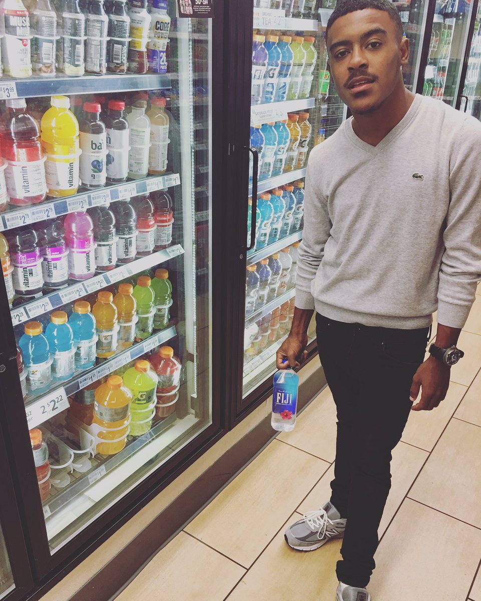 _papiortiz's tweet photo. Drinking Fiji water I call that designer 😉 https://t.co/j9JIYRM2PN