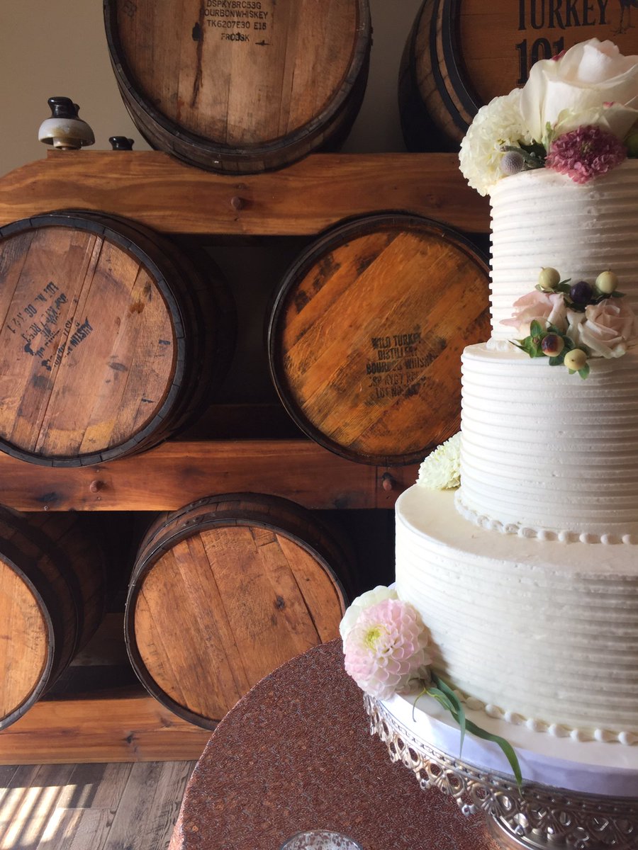 BayouBluegrass's tweet image. This beauty by Tinker's Cake Shop. Love using our barrel display as a backdrop for cake 😍 #yum #weddings #kentucky
