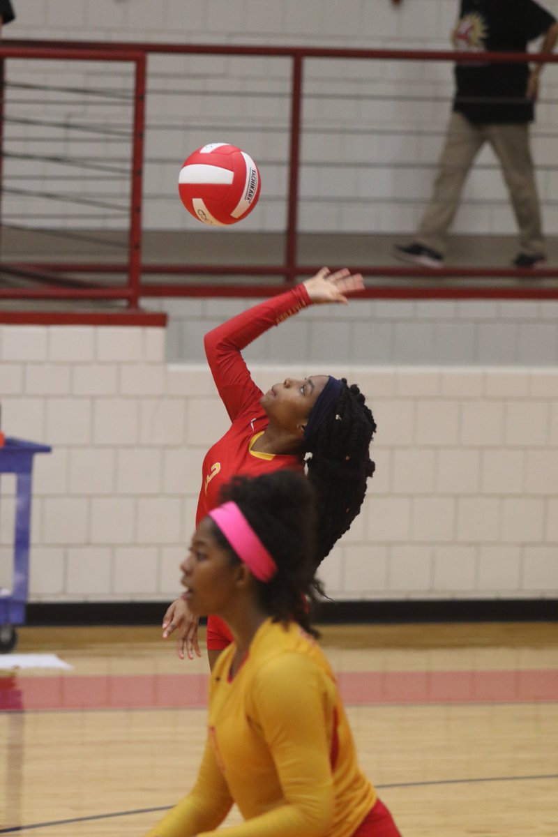 Stafford_Sports's tweet image. Congrats to Stafford Volleyball on defeating Brookshire Royal on Tuesday to win its first district match of the season. #SMSDProud