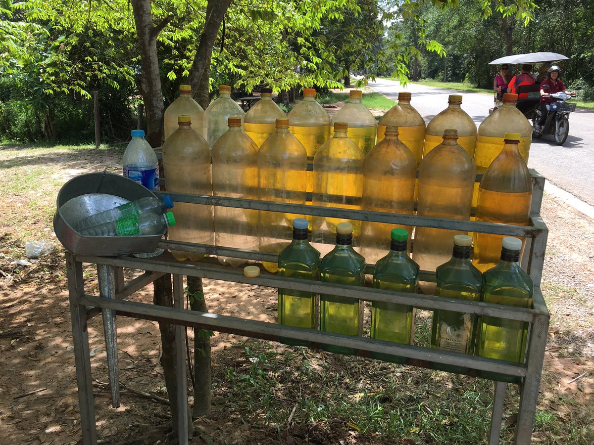 カンボジア語 Lesson カンボジアのガソリンスタンド ペットボトルやビンに入れて 道端で販売 プラスチックは静電気が発生しやすいので危険なのだけど 年前と販売方法は変わらず 火災になったと聞いたことがない 入れるときもエンジン切らないし