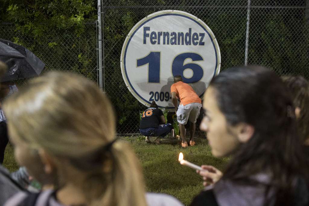TBTimes_Photo's tweet photo. #AlonsoHS holds #vigil for @Marlins #pitcher #JoseFernandez. Photos @monica_herndon @TB_Times @TBTimes_Sports https://t.co/rx0S1p6OYU