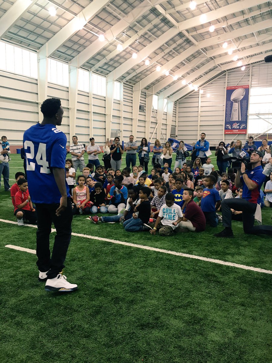 PlayerPositives's tweet photo. #Giants rookie @EliApple13 provides motivating words to youths about #Play60. (Pic c/o @GiantsCRDept #PlayerPositives #GiveBack https://t.co/fwYAKH2VZR