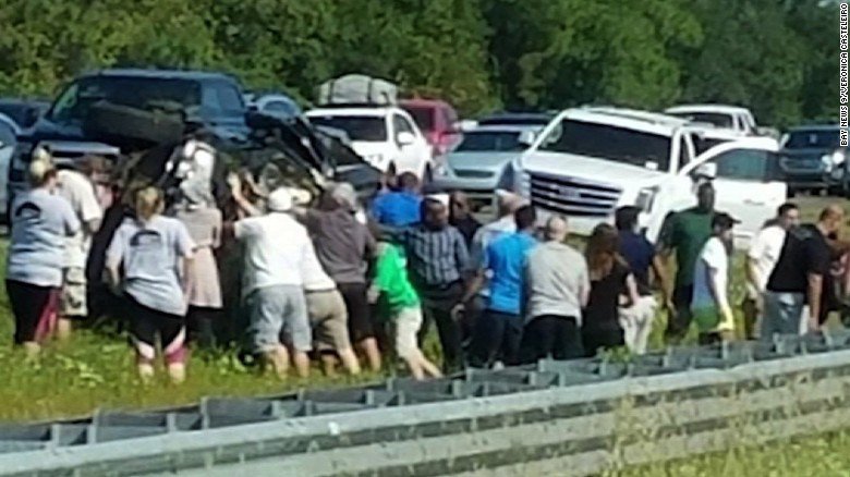 CNNEE's tweet photo. Decenas de personas rescatan a niña atrapada en camioneta volcada
https://t.co/cNAtXe5kSu https://t.co/zEyM8Gvm9T
