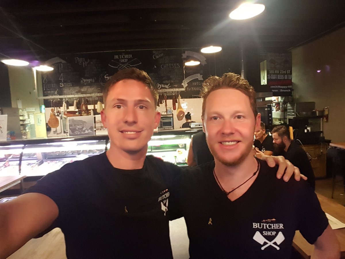 Stevo_Saunders's tweet photo. With Mr Walker himself. #JohnnieWalker #walkerandsonsbutchershop @walkingonwalker #TrueSpirit #worldclass2016 #Miami https://t.co/3NNIOJYl19