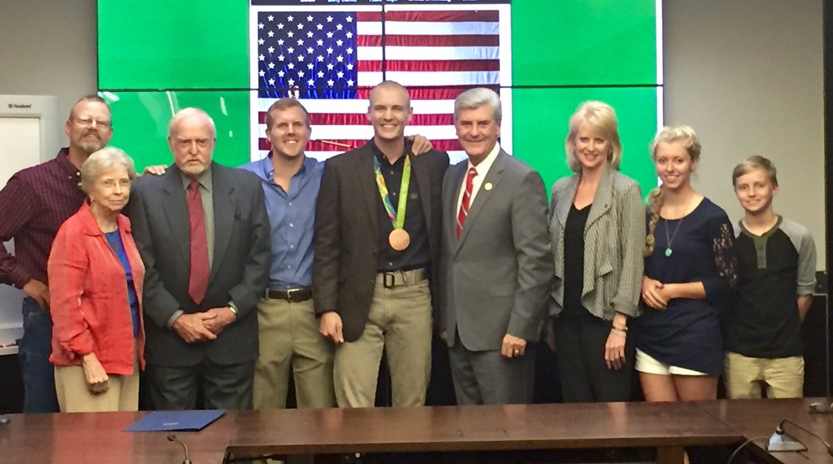 PhilBryantMS's tweet photo. What an honor meeting Olympic bronze medalist and Army Reserve 2nd Lt. Sam Kendricks and his family today in Oxford. https://t.co/qYuT8jh2dI