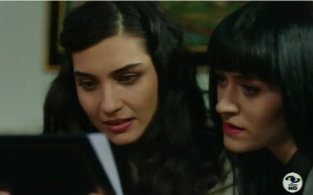 CalderaSophia's tweet photo. Capitulo73: ¡Ups! Elif ya vio las fotos de Omar e Ipek en su compromiso :( #KaraParaAsk @CaracolTV #TubaBuyukustun #EnginAkyurek https://t.co/7cxMGsTRkf