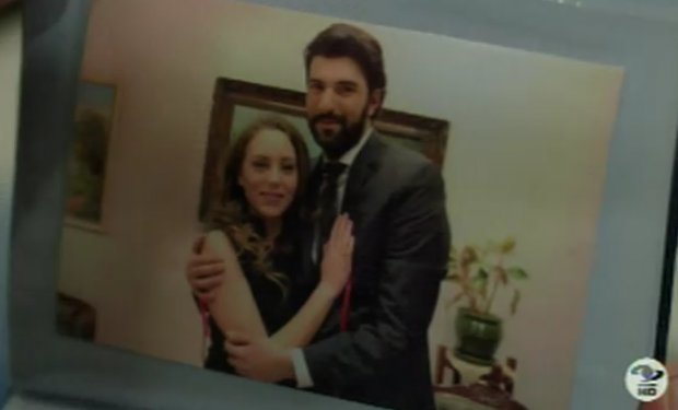 CalderaSophia's tweet photo. Capitulo73: ¡Ups! Elif ya vio las fotos de Omar e Ipek en su compromiso :( #KaraParaAsk @CaracolTV #TubaBuyukustun #EnginAkyurek https://t.co/7cxMGsTRkf
