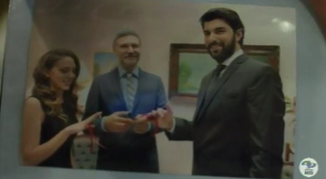 CalderaSophia's tweet photo. Capitulo73: ¡Ups! Elif ya vio las fotos de Omar e Ipek en su compromiso :( #KaraParaAsk @CaracolTV #TubaBuyukustun #EnginAkyurek https://t.co/7cxMGsTRkf