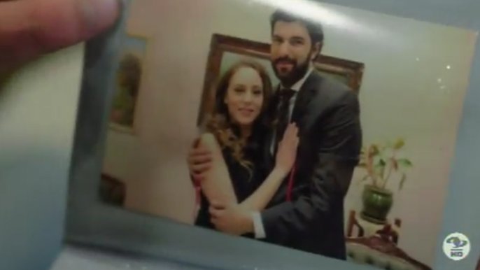 CalderaSophia's tweet photo. Capitulo73: ¡Ups! Elif ya vio las fotos de Omar e Ipek en su compromiso :( #KaraParaAsk @CaracolTV #TubaBuyukustun #EnginAkyurek https://t.co/7cxMGsTRkf