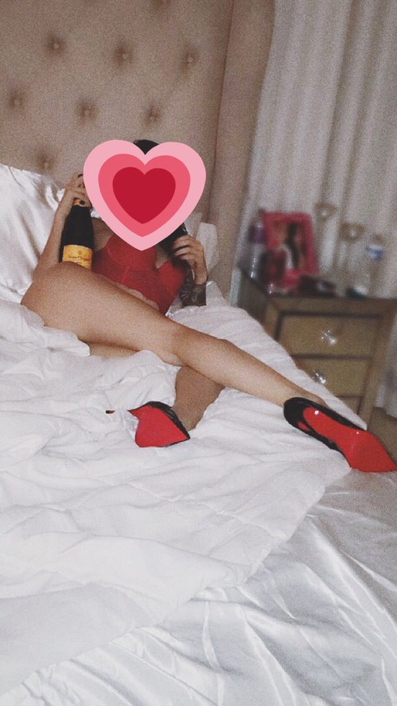 ImASlut4Kash's tweet photo. I will crush you like a bug under the #redbuttoms you buy me. #findom #spoiled #goddess #queen #ChristianLouboutin #expensivechampagne https://t.co/l0jSKof3S4