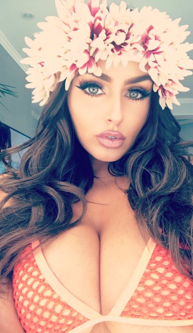 Hawaiian princess vibes today 👸🏻🌸 Cant wait to show you guys the pics📸 https://t.co/aQqO0WtL34