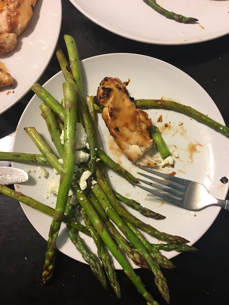 erickson_greta's tweet photo. Grilled chicken &amp; asparagus tonight for a post-gym meal 😋#AvionteDrivenWellness https://t.co/NKPAtorbbQ