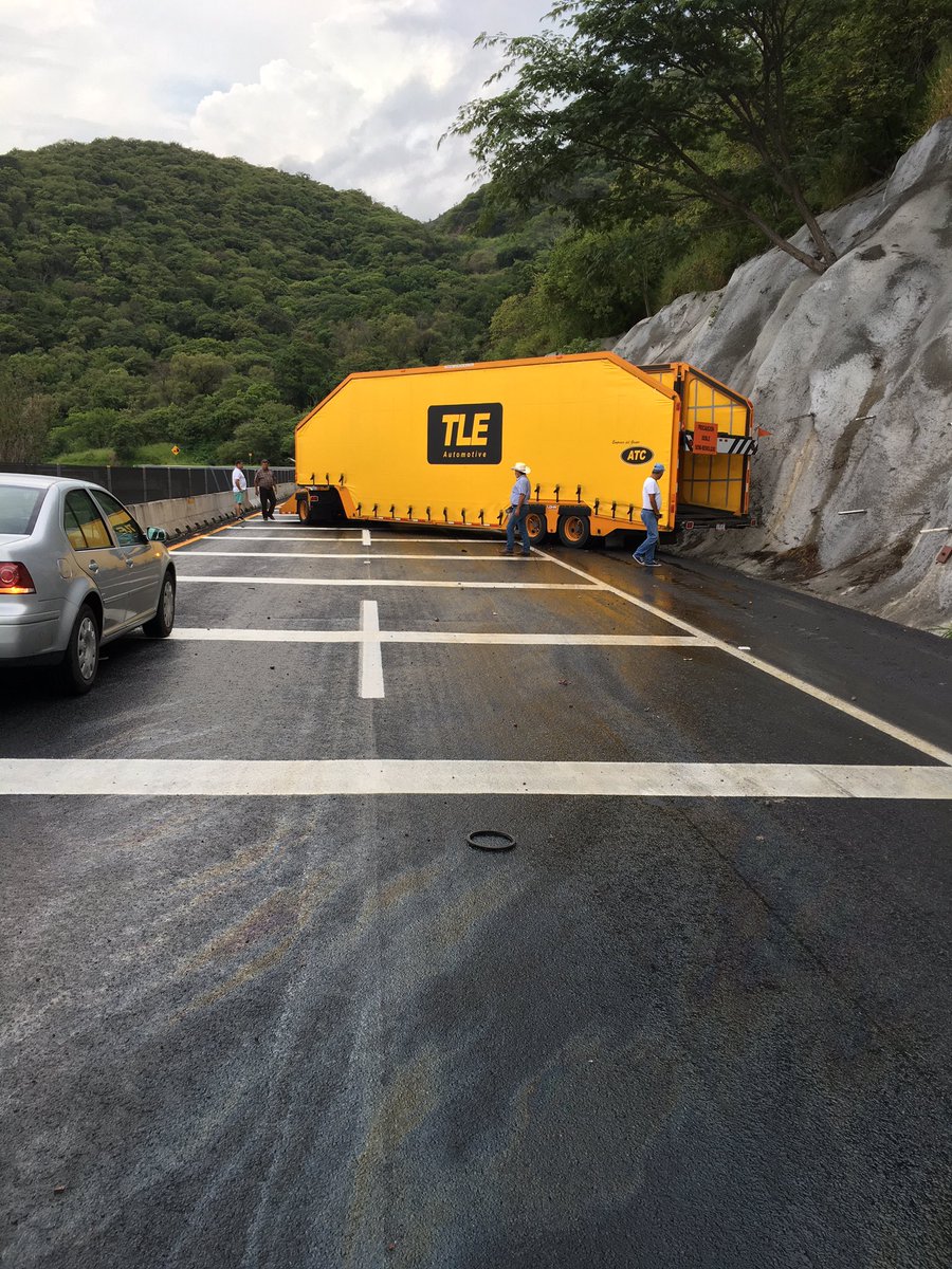 ruberuval's tweet photo. @Trafico_ZMG Accidente autopista Tepic-GDL trailer derrapó y se quedó atravesado https://t.co/l7MpGCwXd8