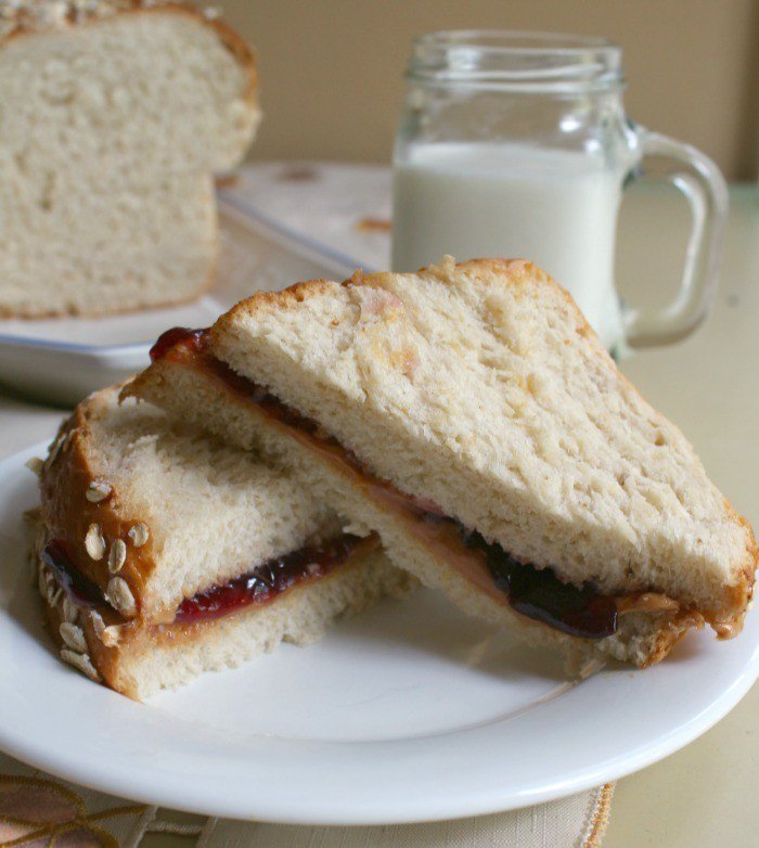 MaryeAudet's tweet image. Honey Oatmeal Bread Recipe So easy and so delicious! #Homemadebread #yeastbaking #makeyourownbread  bit.ly/2cM91dB