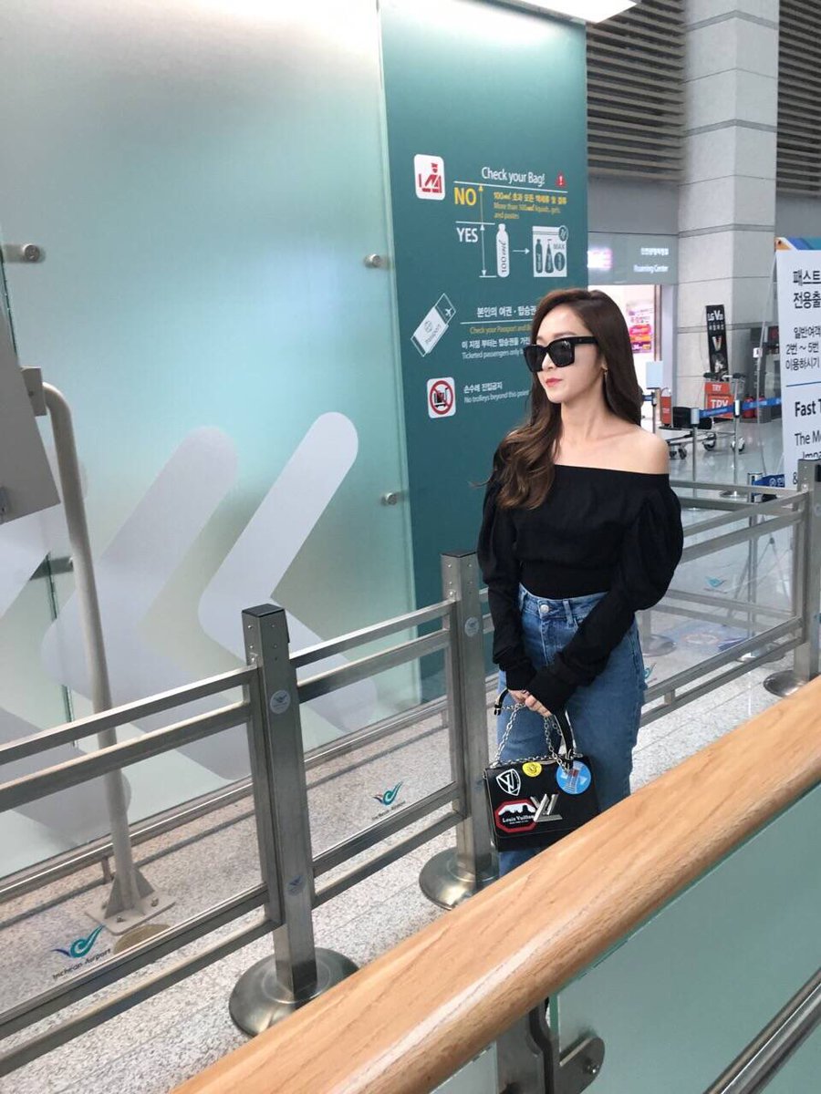 [PIC][29-09-2016]Jessica khởi hành đi Đài Bắc để tham dự sự kiện khai trương chi nhánh mới của thương hiệu "LOUIS VUITTON" vào chiều nay Ctf0QE-UAAAGEA7