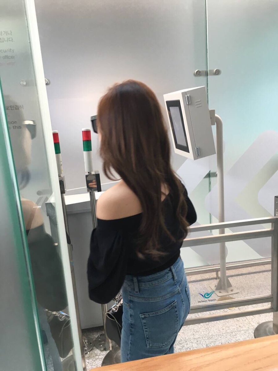 [PIC][29-09-2016]Jessica khởi hành đi Đài Bắc để tham dự sự kiện khai trương chi nhánh mới của thương hiệu "LOUIS VUITTON" vào chiều nay Ctf0QFBVMAA7GGU