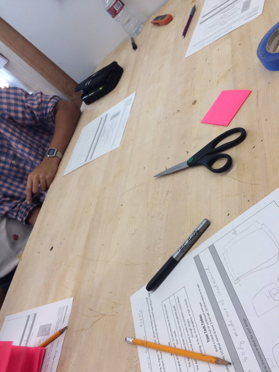 BalcomVictoria's tweet photo. using the scrum method to create a robot out of cardboard! currently in the designing process #EngineeringHTHCV https://t.co/c4KxGkGeDY