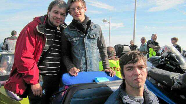 Les enfants handicapés ont adoré le side-car #LucsurMer | via <a href="/ouestfrance/">Ouest-France</a> ouest-france.fr/normandie/luc-…